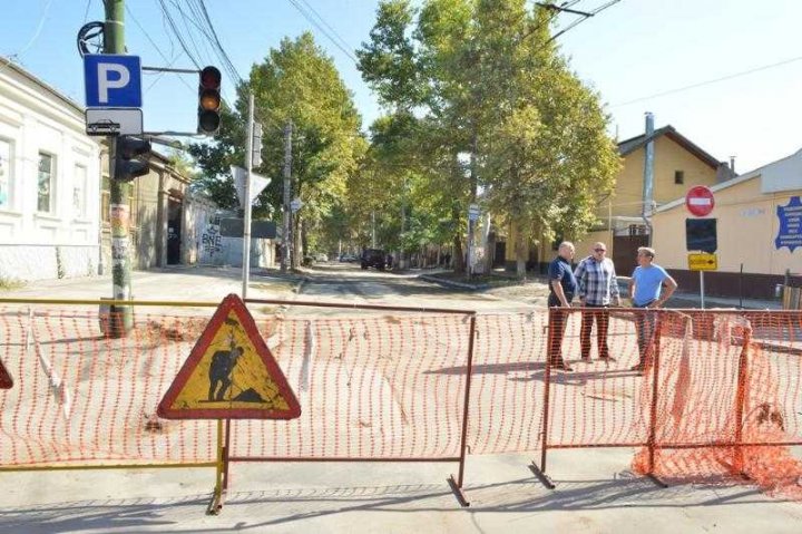 Lucrările de reabilitare a reţelelor edilitare de pe stada 31 august din Capitală au fost finalizate (FOTO)