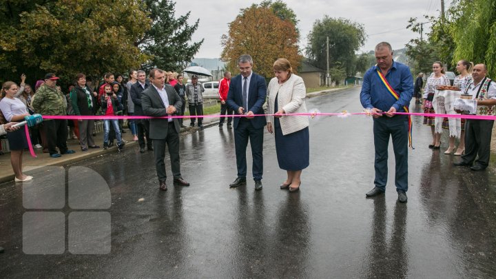 DRUMURI BUNE LA CIOROPCANI: În localitate au fost reabilitate două tronsoane de drum (FOTOREPORT)