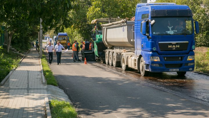 DRUMURI BUNE în raionul Călăraşi. Localnicii, bucuroşi că au scăpat de noroi şi gropi: O bucurie pentru suflet (FOTO)