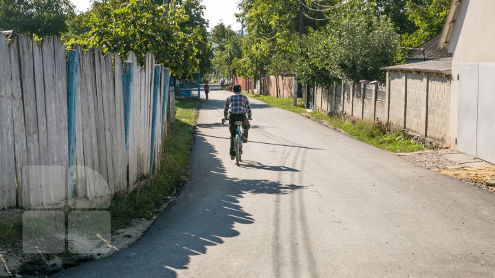 DRUMURI BUNE în raionul Călăraşi. Localnicii, bucuroşi că au scăpat de noroi şi gropi: O bucurie pentru suflet (FOTO)