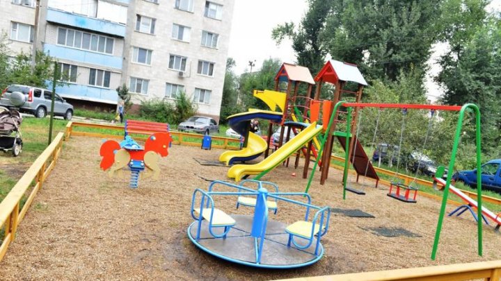 Motiv de BUCURIE pentru COPII. În Capitală au fost amenajate patru terenuri de joacă