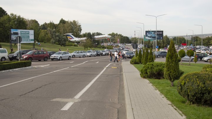 SPECTACOL PE CERUL CAPITALEI. Ziua Aviației Civile, marcată printr-un show aerian (FOTOREPORT)