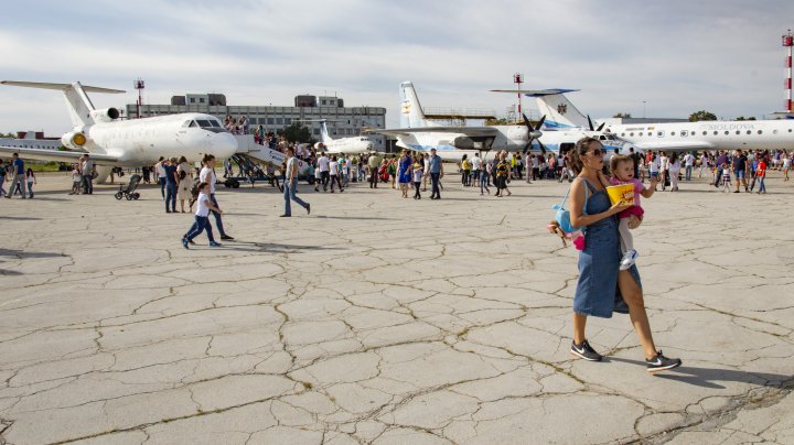 SPECTACOL PE CERUL CAPITALEI. Ziua Aviației Civile, marcată printr-un show aerian (FOTOREPORT)