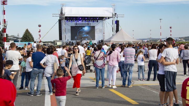 SPECTACOL PE CERUL CAPITALEI. Ziua Aviației Civile, marcată printr-un show aerian (FOTOREPORT)