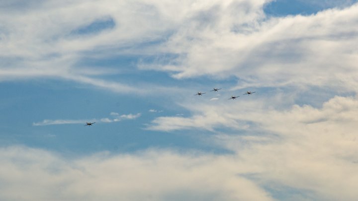SPECTACOL PE CERUL CAPITALEI. Ziua Aviației Civile, marcată printr-un show aerian (FOTOREPORT)