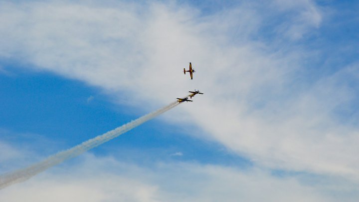 SPECTACOL PE CERUL CAPITALEI. Ziua Aviației Civile, marcată printr-un show aerian (FOTOREPORT)