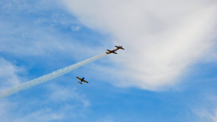 SPECTACOL PE CERUL CAPITALEI. Ziua Aviației Civile, marcată printr-un show aerian (FOTOREPORT)