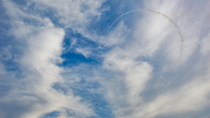 SPECTACOL PE CERUL CAPITALEI. Ziua Aviației Civile, marcată printr-un show aerian (FOTOREPORT)
