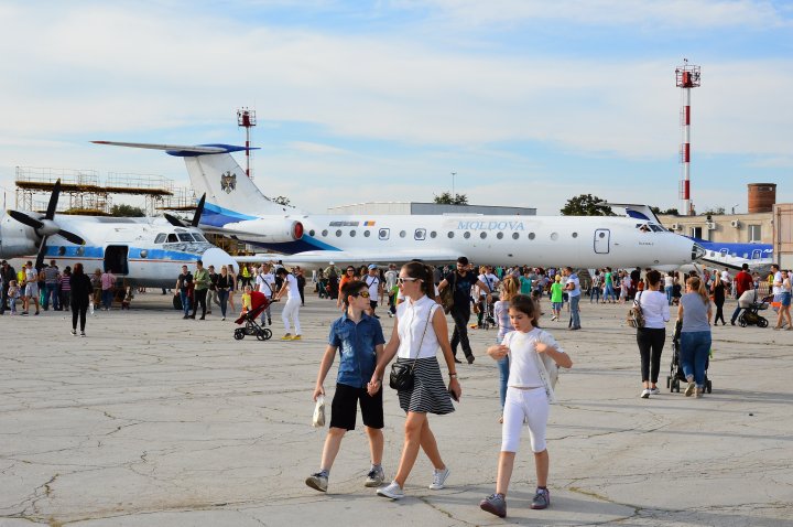 SPECTACOL PE CERUL CAPITALEI. Ziua Aviației Civile, marcată printr-un show aerian (FOTOREPORT)