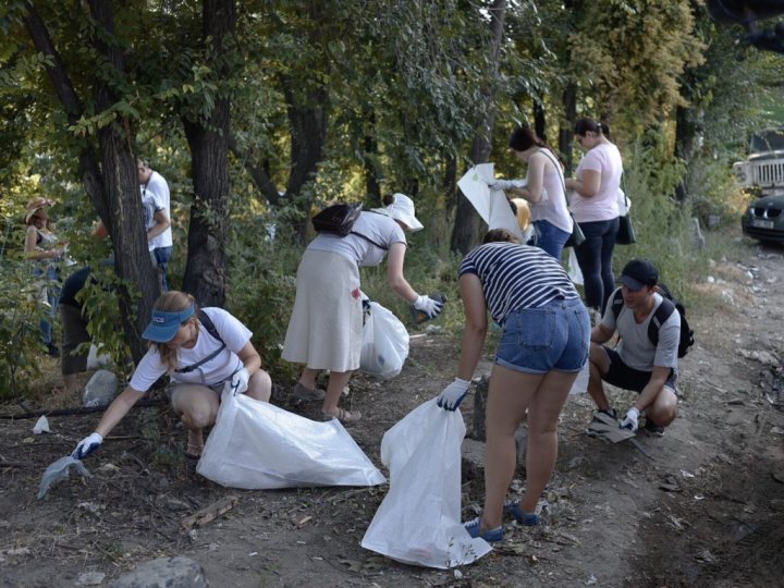 Hai Moldova și alți 50 de voluntari au curățat albia râului Bîc. Cetăţenii, îndemnaţi să participe la marea curăţenie din 15 septembrie