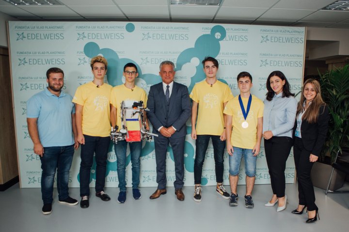 Vlad Plahotniuc s-a întâlnit cu câștigătorii medaliei de bronz la olimpiada de robotică din Mexic: Un model de succes a unei echipe pentru Moldova