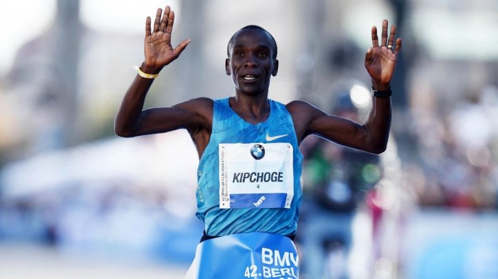 Kipchoge, rezultat senzațional! Eliud a alergat cursa clasică de maraton în mai puţin de două ore