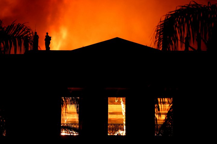 A ARS ÎN TOTALITATE. Muzeul Național din Rio de Janeiro, o clădire veche de 200 de ani, mistuit de flăcări