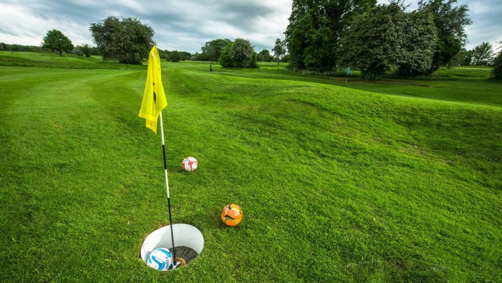 Campionatul Angliei de footgolf. Ben Clarke şi Sophie Brown au ieşit campioni