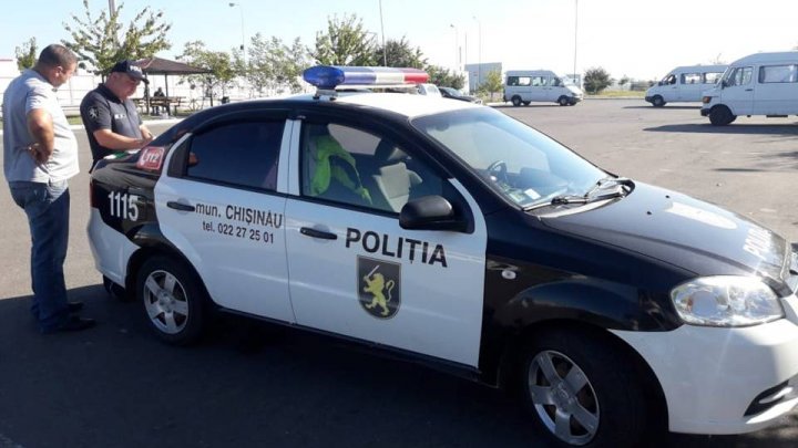 Șoferii microbuzelor de rută și taximetriștii, verificați de către poliție. Ce încălcări au fost depistate