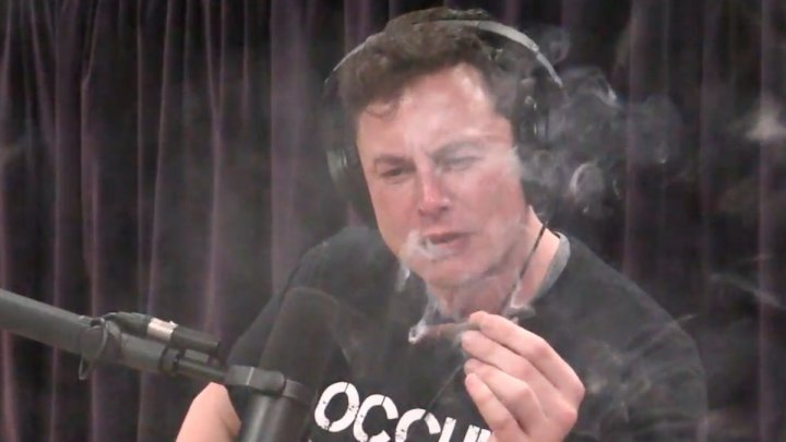 Elon Musk, din nou în atenţia publicului. A fumat marijuana şi a băut whisky în timpul unui interviu în direct (VIDEO)