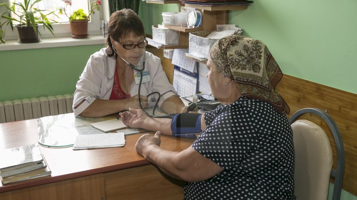 Campania UN DOCTOR PENTRU TINE: Peste 100 de localnici din Gribova au fost examinaţi de medici (FOTOREPORT)