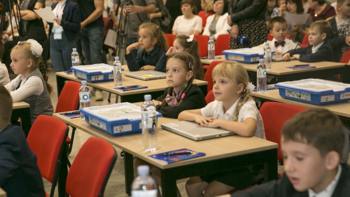 O NOUĂ ERĂ ÎN EDUCAŢIE. Elevii din clasa I vor studia obiectul Educația Digitală (FOTOREPORT)