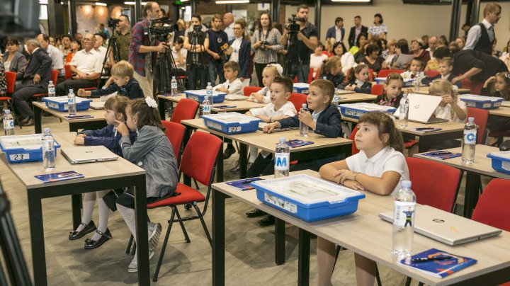 O NOUĂ ERĂ ÎN EDUCAŢIE. Elevii din clasa I vor studia obiectul Educația Digitală (FOTOREPORT)