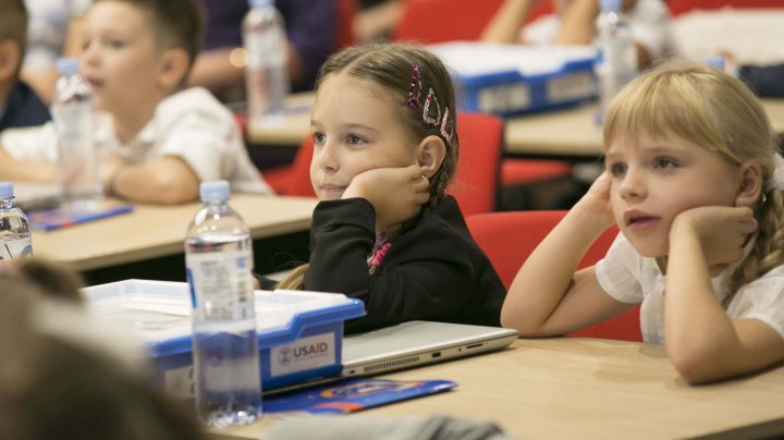 O NOUĂ ERĂ ÎN EDUCAŢIE. Elevii din clasa I vor studia obiectul Educația Digitală (FOTOREPORT)