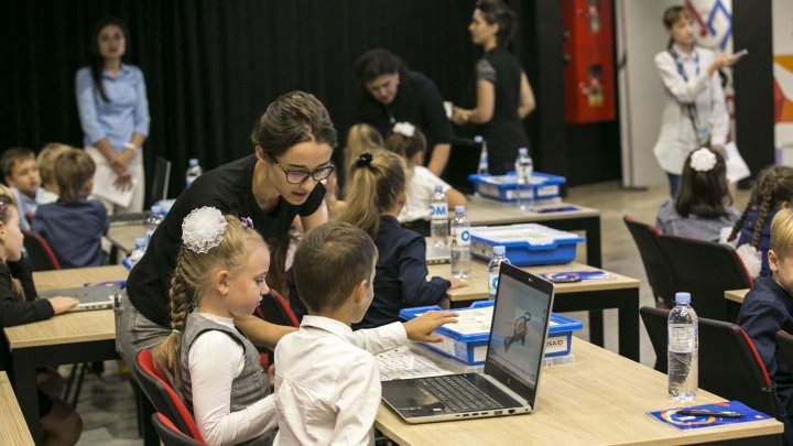 O NOUĂ ERĂ ÎN EDUCAŢIE. Elevii din clasa I vor studia obiectul Educația Digitală (FOTOREPORT)