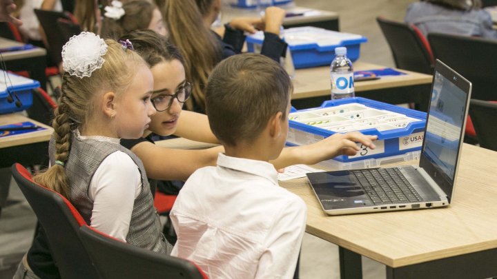 O NOUĂ ERĂ ÎN EDUCAŢIE. Elevii din clasa I vor studia obiectul Educația Digitală (FOTOREPORT)