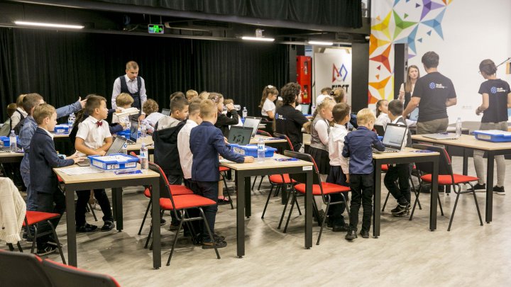 O NOUĂ ERĂ ÎN EDUCAŢIE. Elevii din clasa I vor studia obiectul Educația Digitală (FOTOREPORT)
