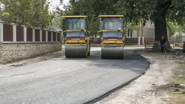 Drumarii s-au pus pe treabă şi în Glodeni. În 14 sate din raion, reabilitate (FOTOREPORT)