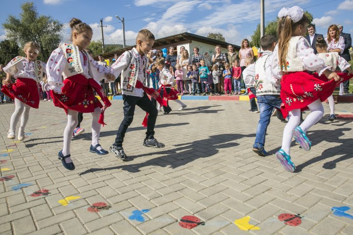 Şi-a redeschis uşile după 30 de ani. O grădiniţă din satul Sipoteni a fost renovată cu sprijinul Guvernului României (FOTOREPORT)