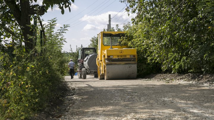 DRUMURI BUNE LA DONDUȘENI. Până în octombrie vor fi daţi în exploatare 27 de kilometri de drum (FOTOREPORT)