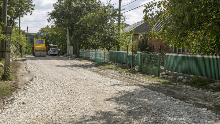 DRUMURI BUNE LA DONDUȘENI. Până în octombrie vor fi daţi în exploatare 27 de kilometri de drum (FOTOREPORT)