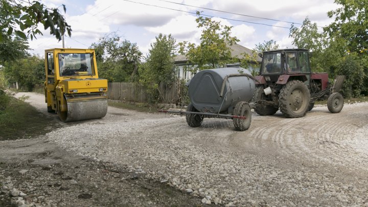 DRUMURI BUNE LA DONDUȘENI. Până în octombrie vor fi daţi în exploatare 27 de kilometri de drum (FOTOREPORT)
