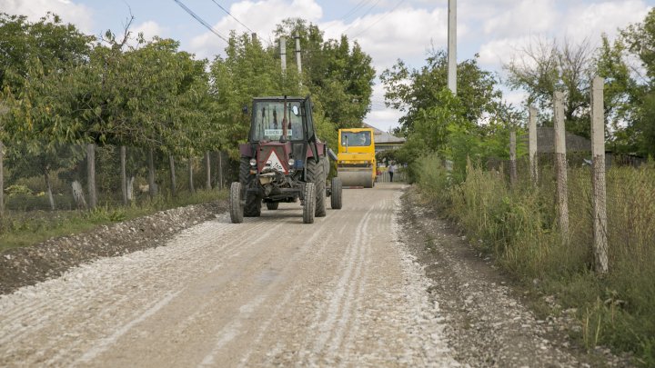 DRUMURI BUNE LA DONDUȘENI. Până în octombrie vor fi daţi în exploatare 27 de kilometri de drum (FOTOREPORT)