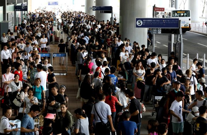 Mii de oameni, evacuaţi. Cum arată un aeroport din Japonia, măturat de taifunul Jebi (FOTO)