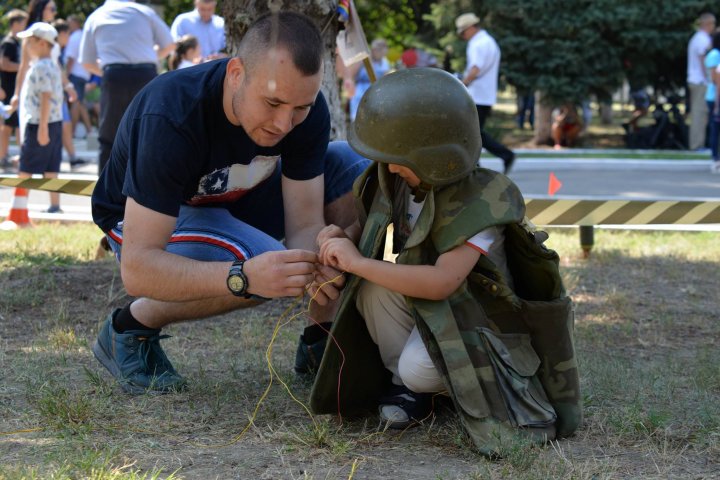 Demonstraţii de forţă şi scene de luptă de Ziua Armatei Naţionale. Oaspeţii au primit gratis mâncare ostăşească