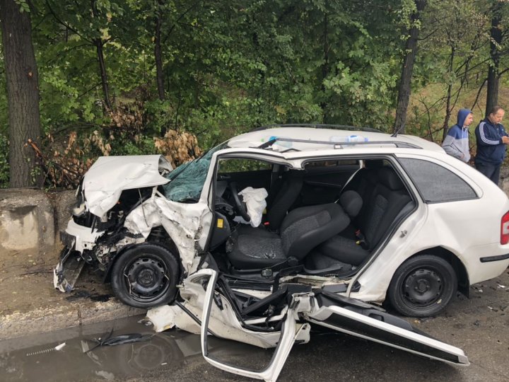 ACCIDENT TERIBIL ÎN CAPITALĂ. Trei maşini s-au ciocnit în lanţ. O persoană, prinsă între fiare (FOTO/VIDEO)