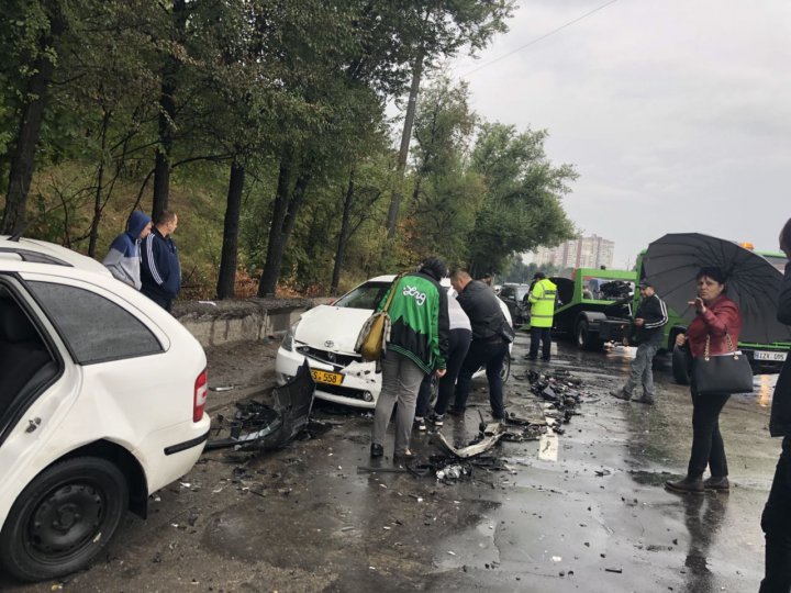 ACCIDENT TERIBIL ÎN CAPITALĂ. Trei maşini s-au ciocnit în lanţ. O persoană, prinsă între fiare (FOTO/VIDEO)