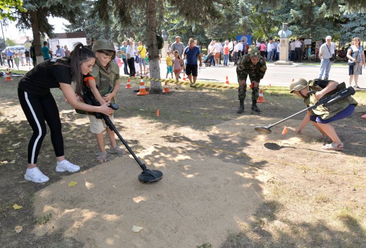 Demonstraţii de forţă şi scene de luptă de Ziua Armatei Naţionale. Oaspeţii au primit gratis mâncare ostăşească