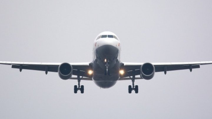 A bătut o stewardesă româncă şi a ameninţat că aruncă avionul în aer. Pilotul ŞI-A AFLAT SENTINŢA