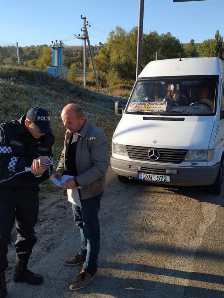 Poliţiştii au ieşit la "vânătoare" de şoferi, care transportă călători peste numărul de locuri în microbuze