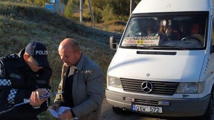 Poliţiştii au ieşit la "vânătoare" de şoferi, care transportă călători peste numărul de locuri în microbuze