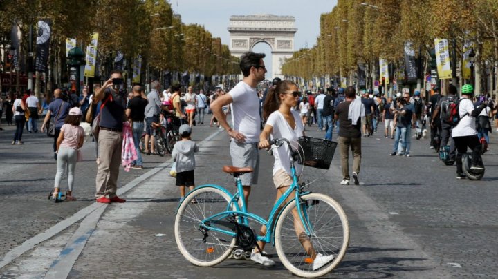 Ziua fără maşini, la Paris. Timp de 7 ore, bulevardele din capitala Franţei au fost în întregime ale pietonilor