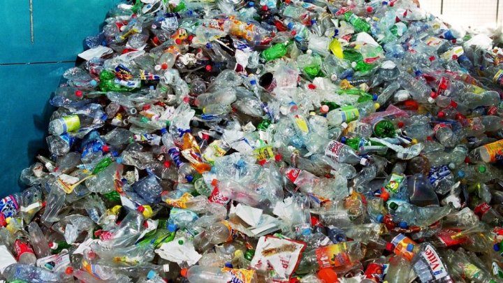 Raport: Plasticul va susţine cererea mondială de petrol până în 2050