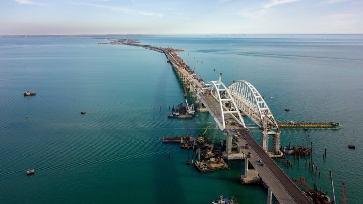 Două nave ucrainene au traversat strâmtoarea Kerci, trecând pe sub Podul Crimeei zonă controlată de Rusia