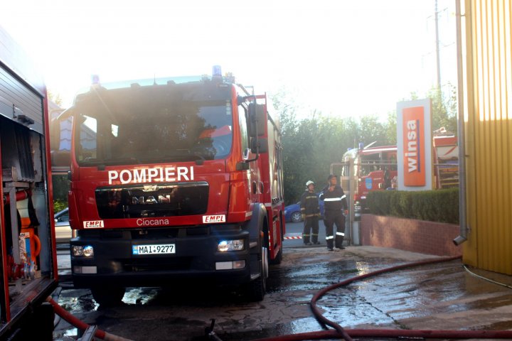 Incendiu la o secţie de producere a ferestrelor și ușilor din PVC de pe strada Uzinelor. O persoană a avut nevoie de îngriji medicale (VIDEO)