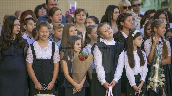 Început de an şcolar cu flori şi zâmbete! Copiii care au păşit pentru prima dată pragul şcolii au avut EMOŢII DE NEDESCRIS (FOTOREPORT)