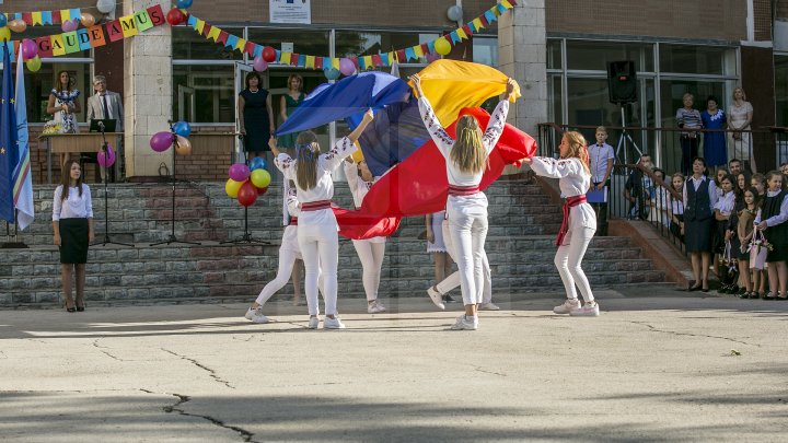 Început de an şcolar cu flori şi zâmbete! Copiii care au păşit pentru prima dată pragul şcolii au avut EMOŢII DE NEDESCRIS (FOTOREPORT)