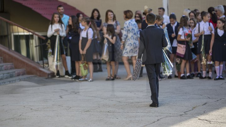 Început de an şcolar cu flori şi zâmbete! Copiii care au păşit pentru prima dată pragul şcolii au avut EMOŢII DE NEDESCRIS (FOTOREPORT)