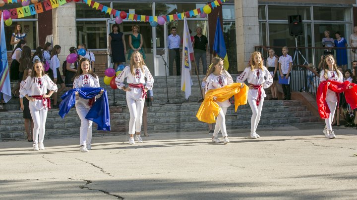 Început de an şcolar cu flori şi zâmbete! Copiii care au păşit pentru prima dată pragul şcolii au avut EMOŢII DE NEDESCRIS (FOTOREPORT)