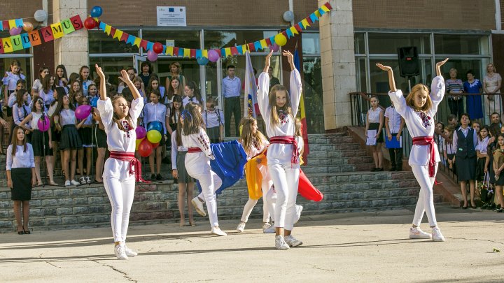 Început de an şcolar cu flori şi zâmbete! Copiii care au păşit pentru prima dată pragul şcolii au avut EMOŢII DE NEDESCRIS (FOTOREPORT)